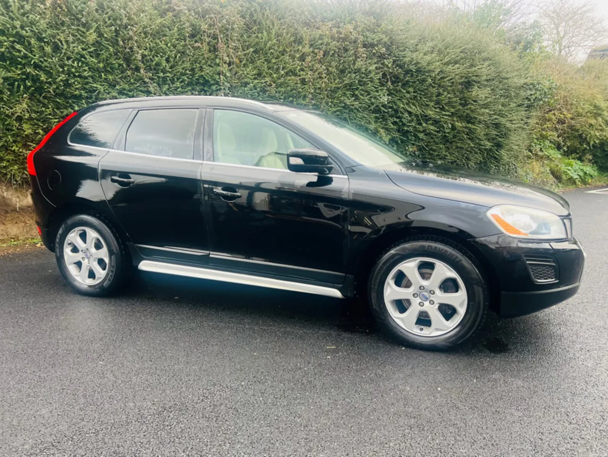 Volvo XC60 Cream Leather / Pan Roof / Electric Tai - Image 3