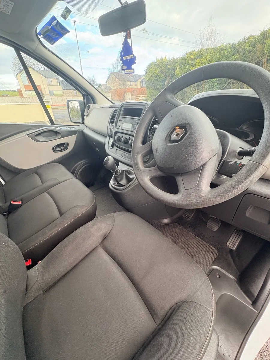 Renault Traffic 9 Seat Passenger - Image 2