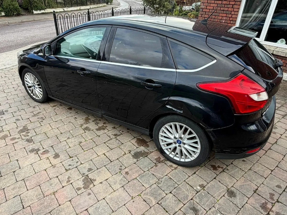 Ford Focus 2011 - Image 2