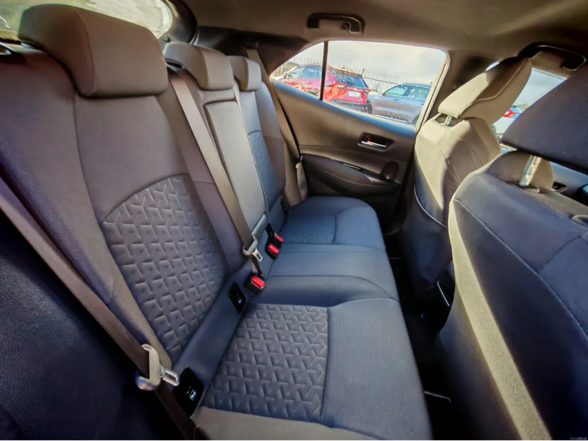 TOYOTA COROLLA HYBRID LUNA H/B AUTO A 4DR - Image 3