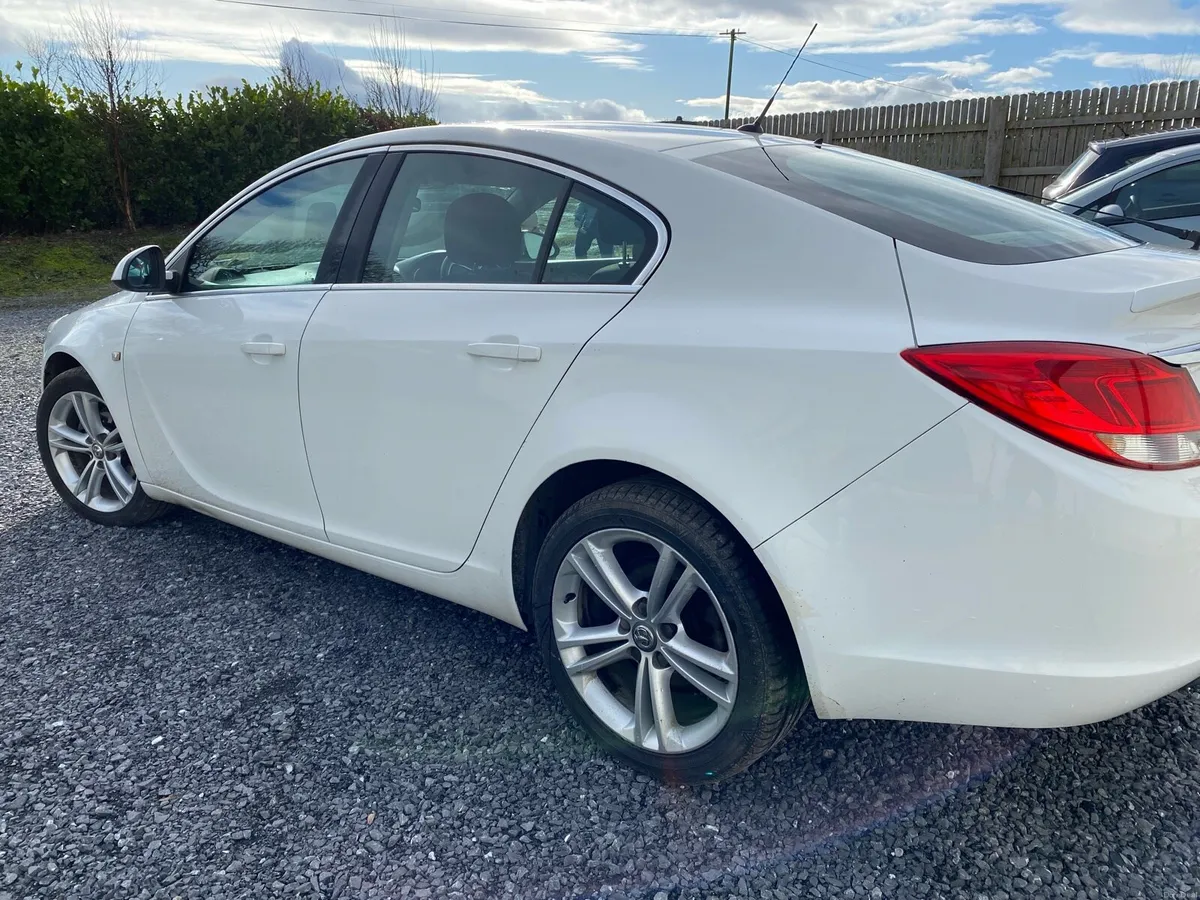 White Vauxhall Insignia - Image 3