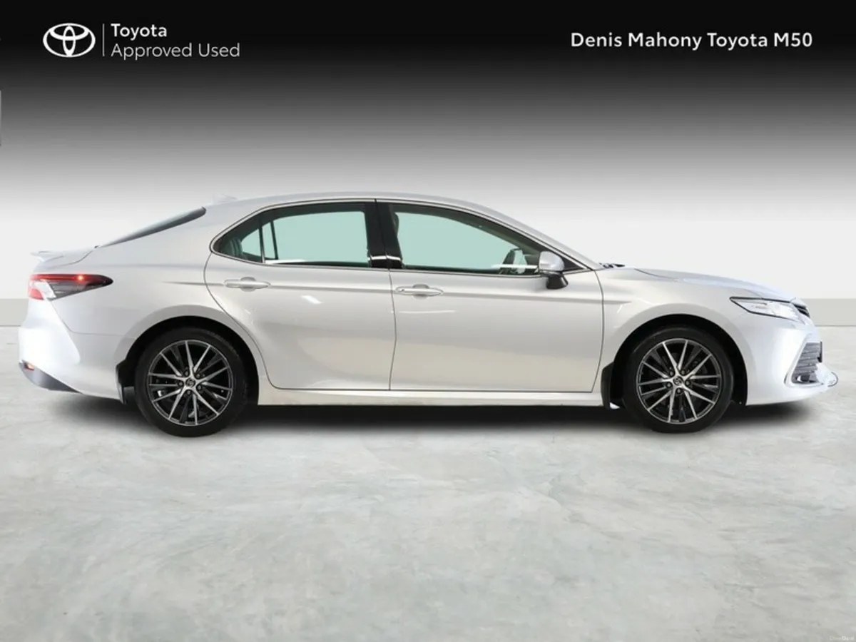 Toyota Camry Platinum Hybrid - Image 3