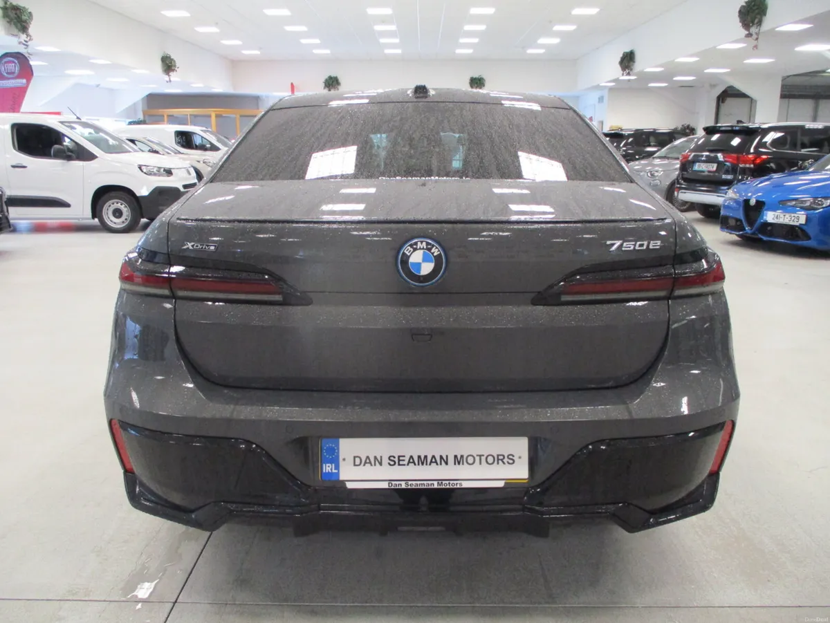 BMW 750 E M-SPORT X-DRIVE P.H.E.V EXTRAS 2025 - Image 6