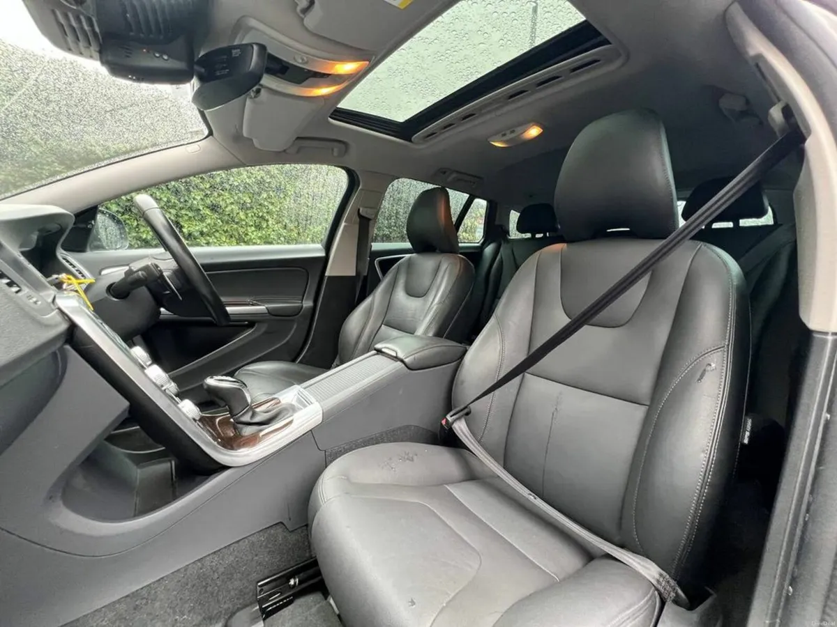 Volvo V60 D4 CLASSIC 2.0 D // OPENING SUNROOF // F - Image 2