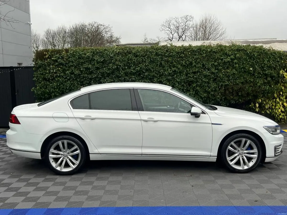 Volkswagen Passat GTE 1.4 HYBRID // FULL SERVICE H - Image 2