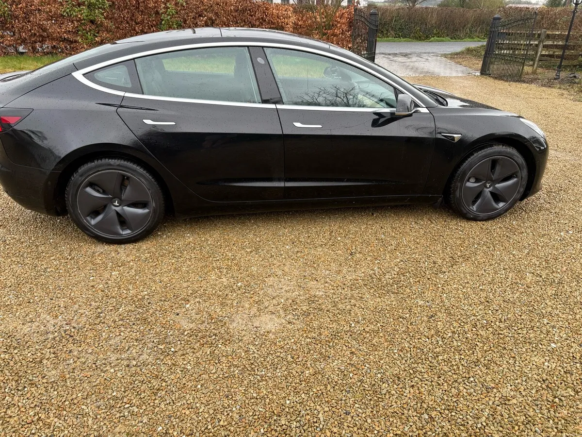 Tesla model 3 - Image 2