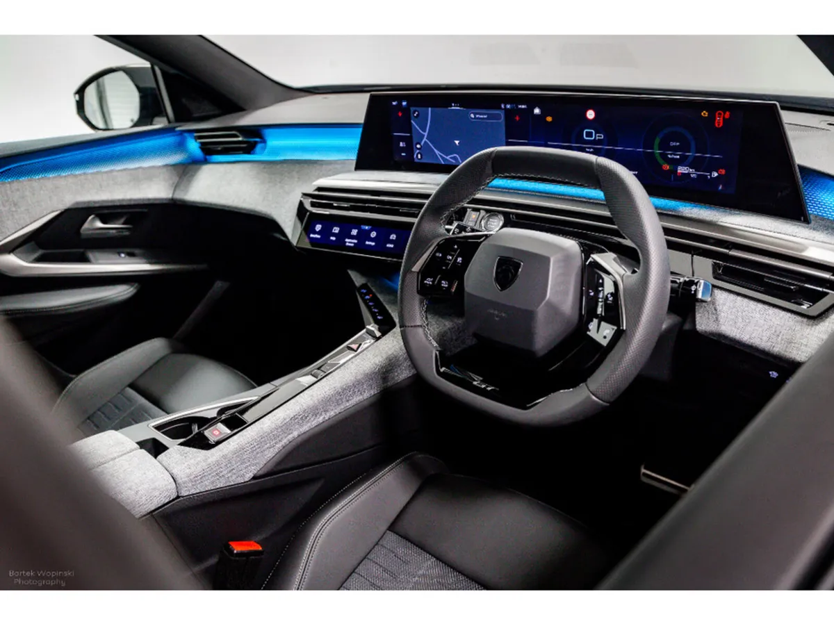 Peugeot 3008 GT Hybrid Auto 145HP - Image 2