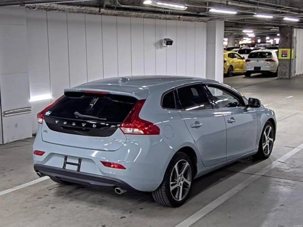 Volvo V40 2.0 D4 MOMENTUM AUTOMATIC **TOP SPEC / 1 - Image 2