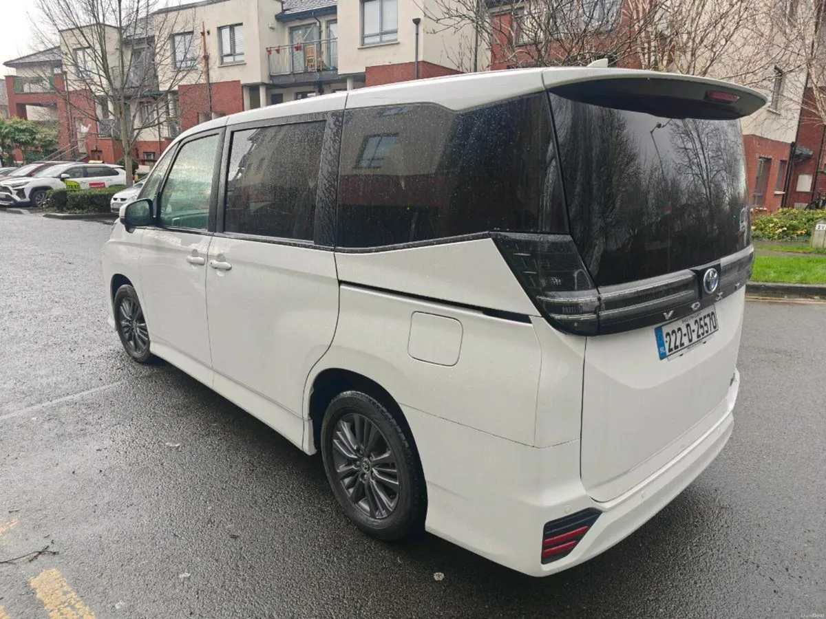 Toyota Voxy 2022 - Image 4
