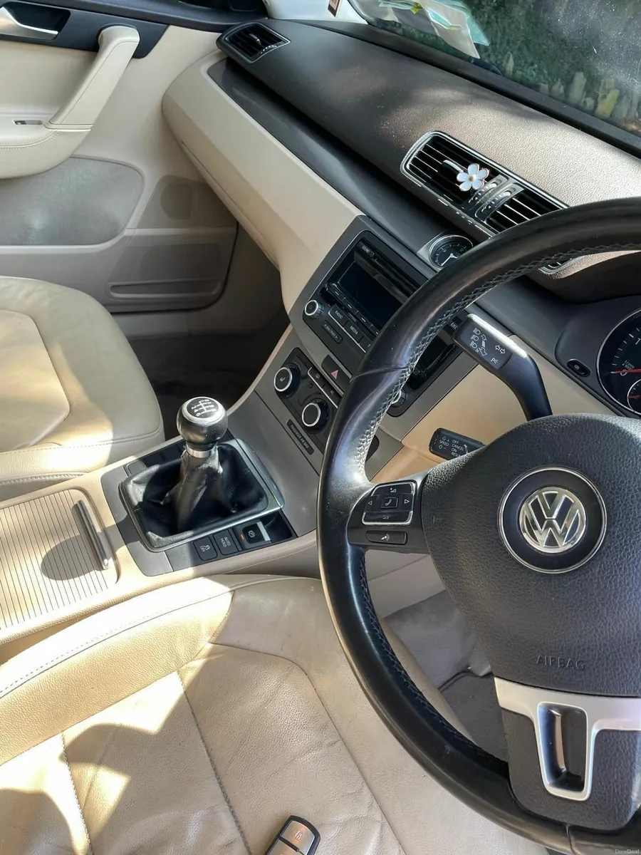 Volkswagen Passat 2012 - Image 2