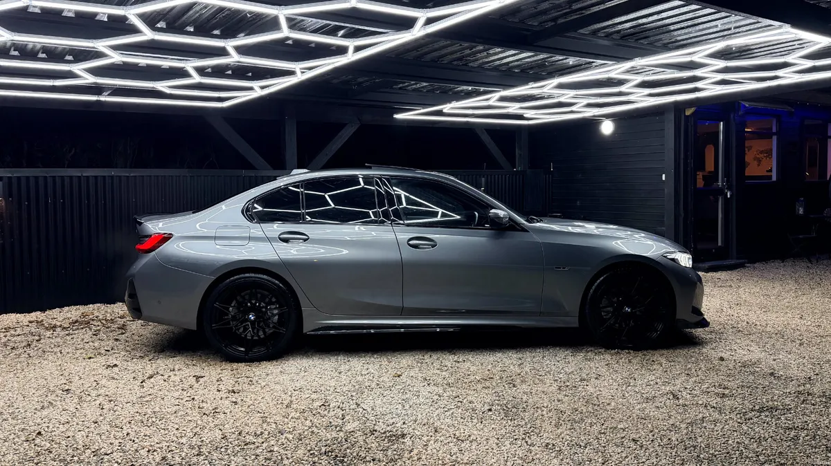 2023 (231) BMW 330e M-SPORT LCI *SUNROOF* - Image 4