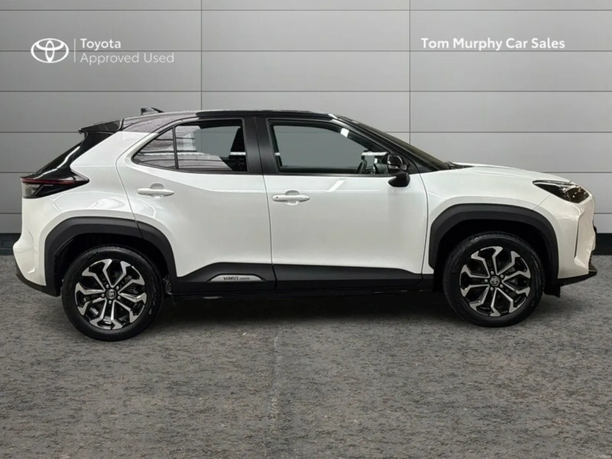 Toyota Yaris Cross LUNA SPORT WITH BI-TONE STYLING - Image 3