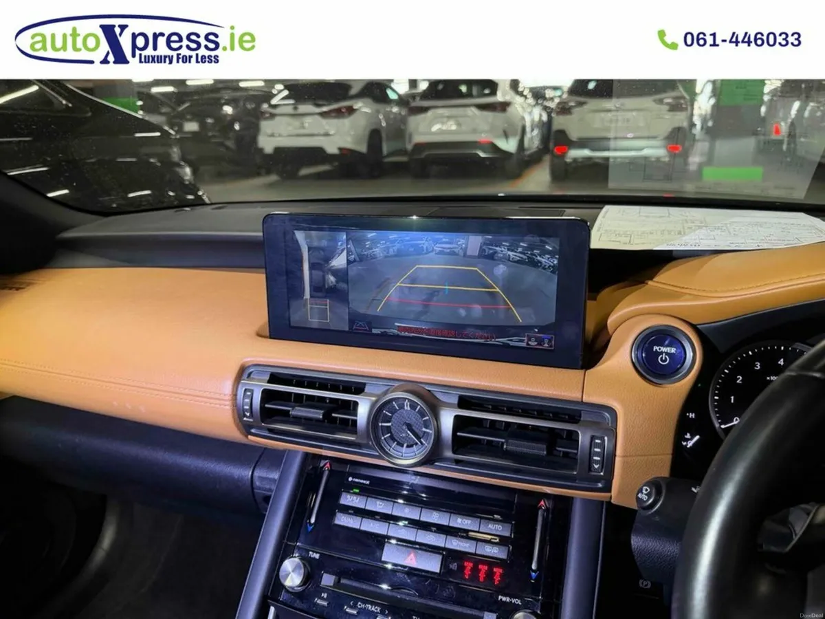 Lexus IS IS300H VERSION L - Image 4