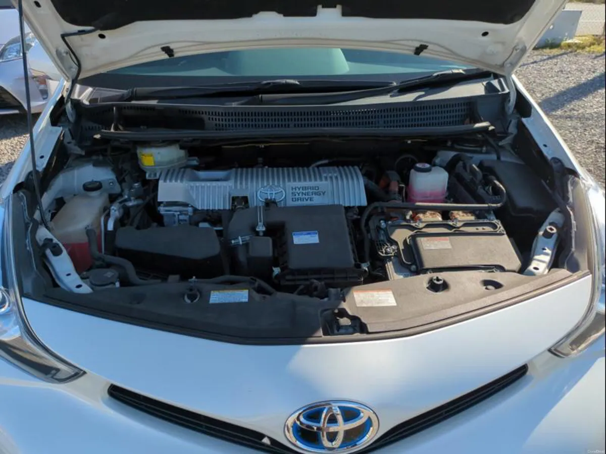 TOYOTA PRIUS ALPHA 2013 - Image 4