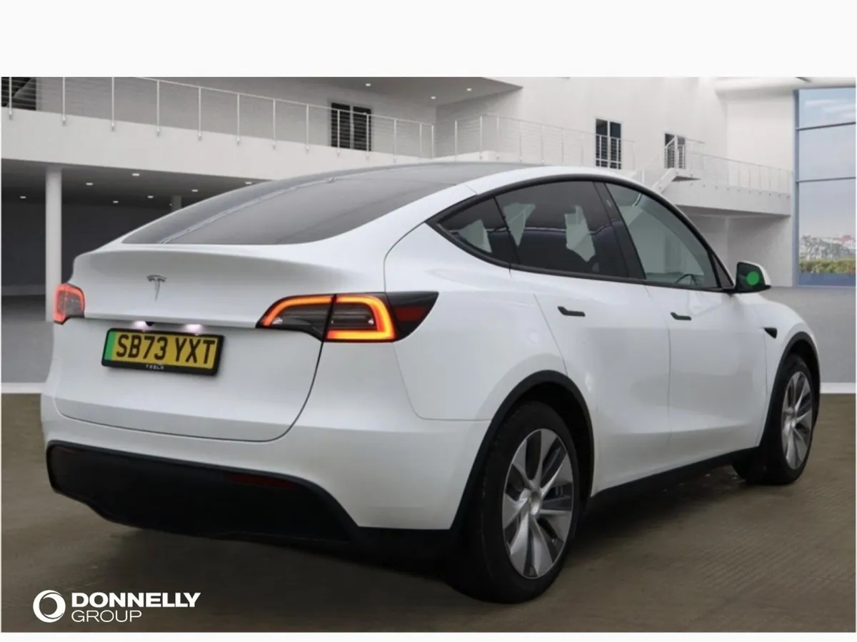 Tesla Model Y Hatchback - Image 4