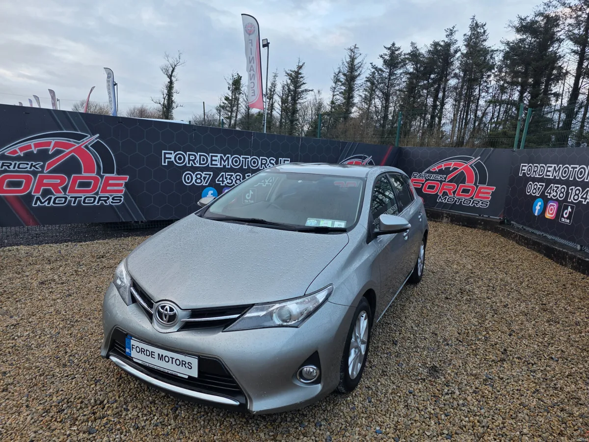 Toyota Auris 2013 - Image 2