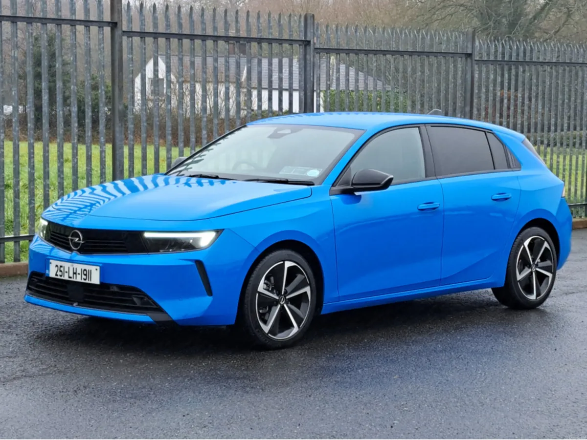 Opel Astra ELEGANCE 1.2TURBO 110BHP **REVERSING CA - Image 4