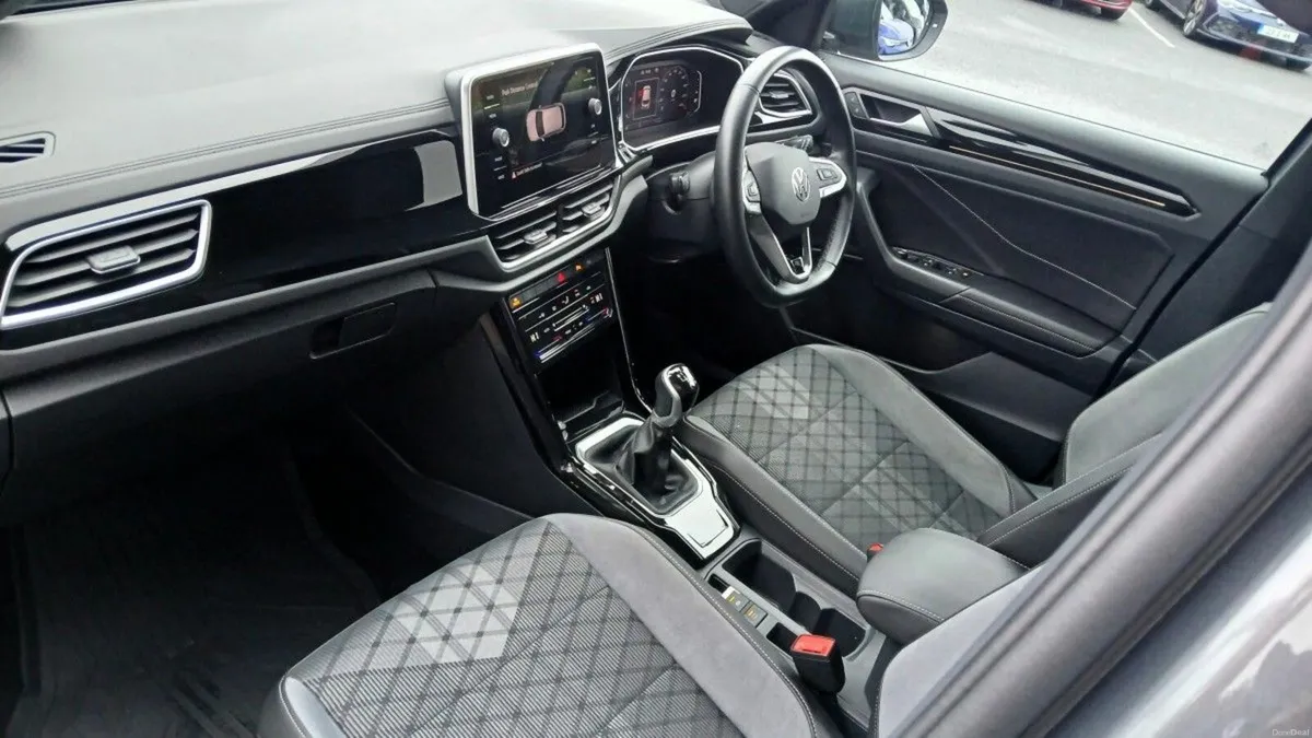 Volkswagen T-Roc R-Line 2.0 TDI M6F 116HP **REAR V - Image 2