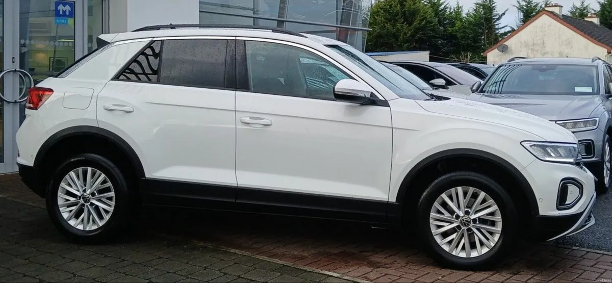 Volkswagen T-Roc LIFE 2.0 TDI M6F 116HP **REAR VIE - Image 2