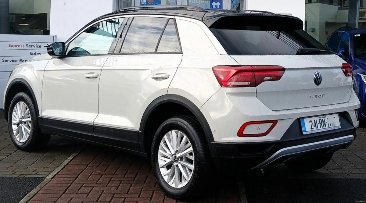 Volkswagen T-Roc Life 2.0 TDI M6F 116HP **PARK ASS - Image 4