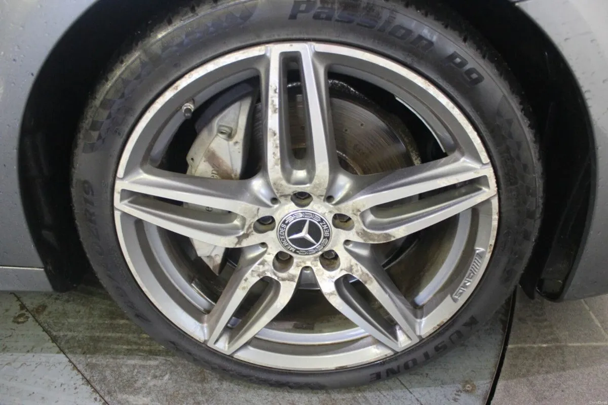 Mercedes-Benz E-Class E 200 D AMG LINE A/T - Image 4