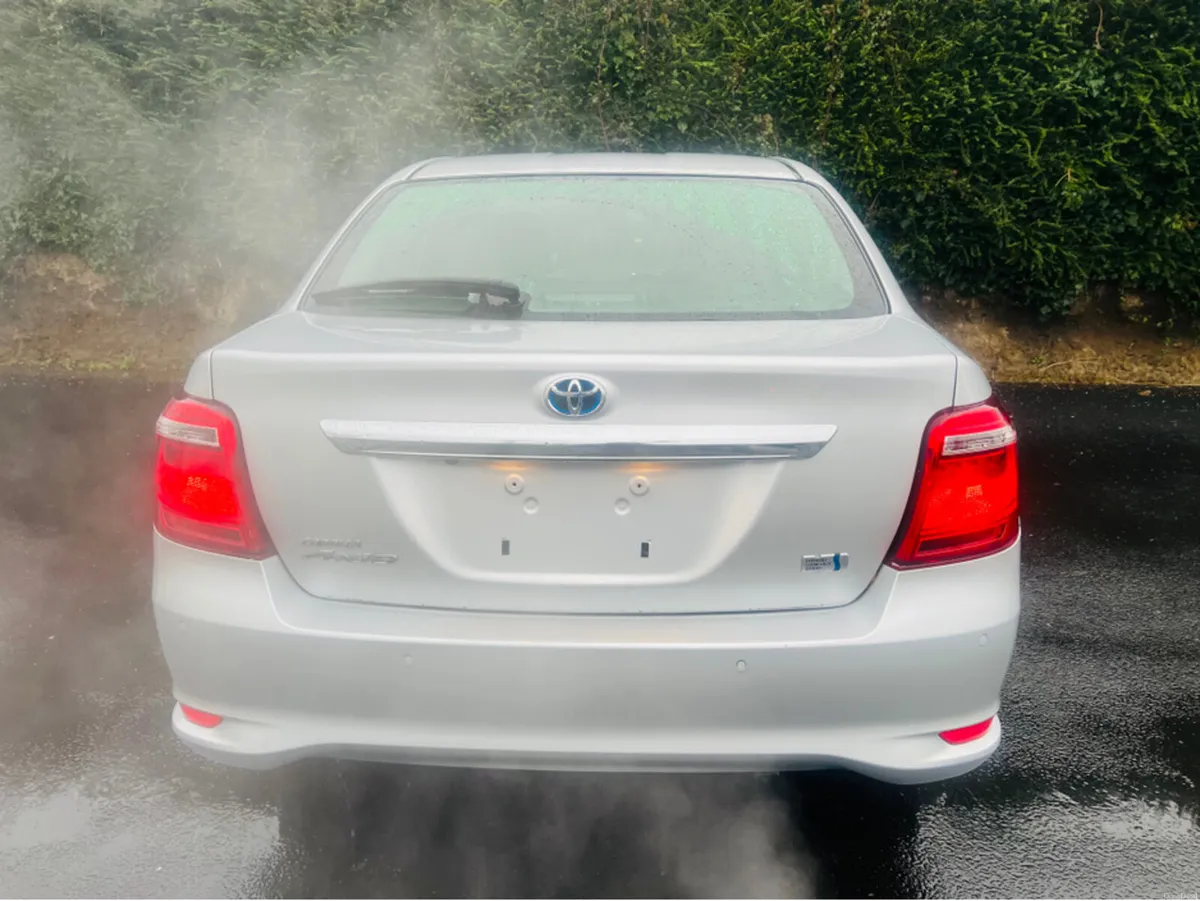 Toyota Corolla APPLE CARPLAY // REVERSE CAM // SAT - Image 4