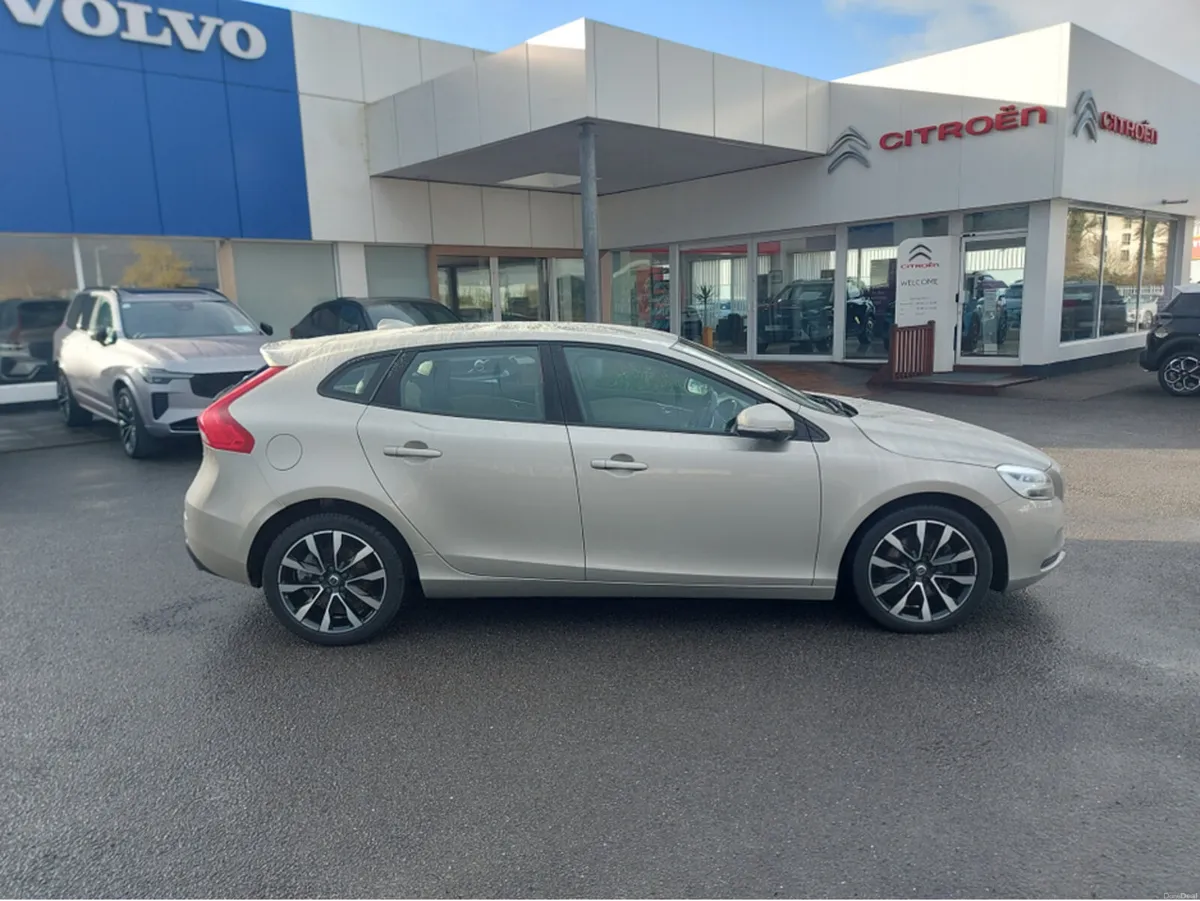 Volvo V40 D3 MOMENTUM ED 5DR - Image 2