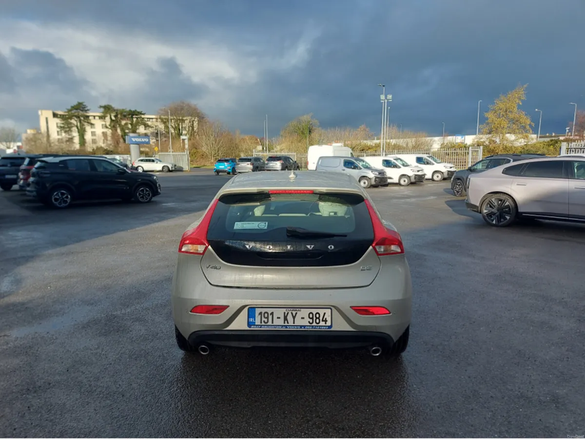 Volvo V40 D3 MOMENTUM ED 5DR - Image 4