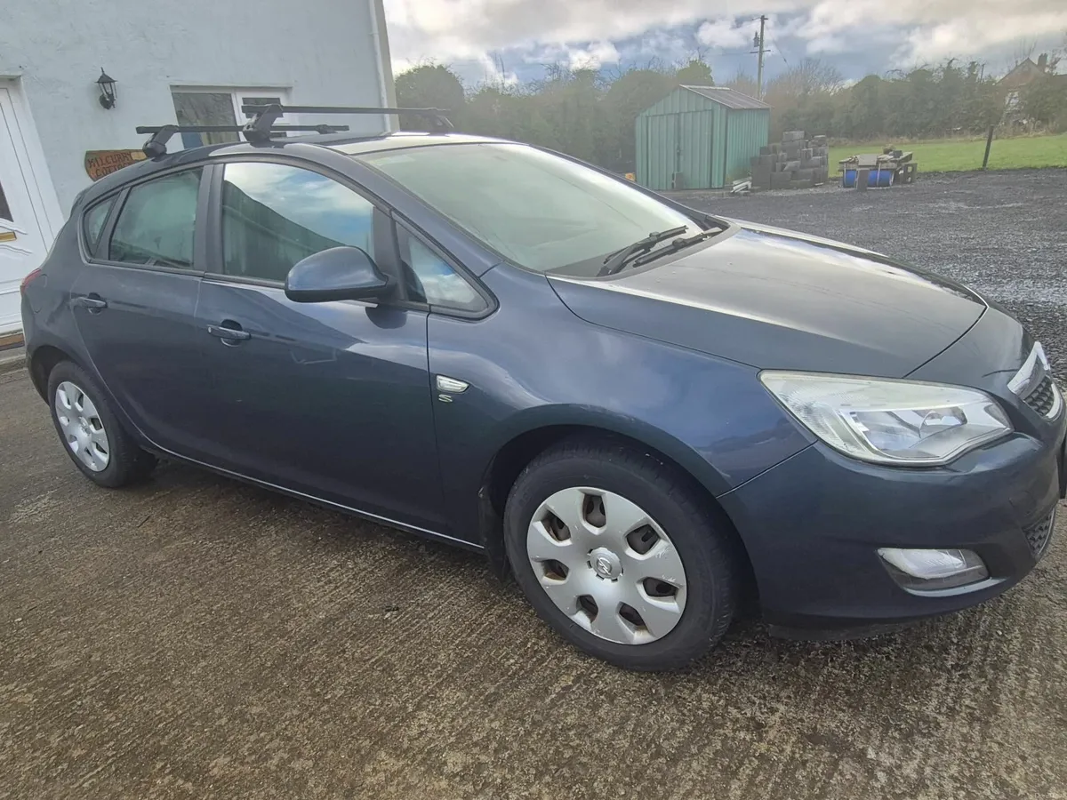 Opel Astra 2010 - Image 2