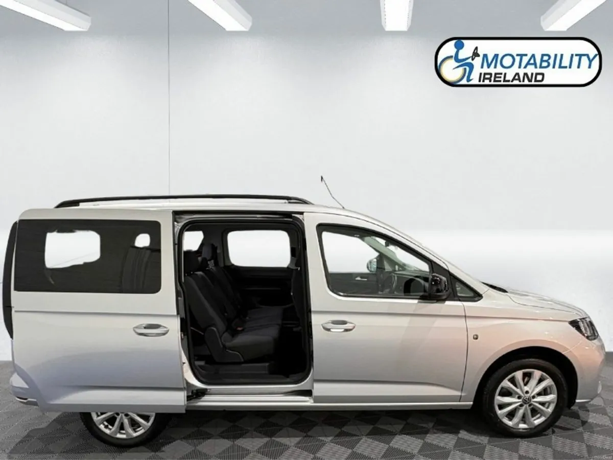 Volkswagen Caddy Maxi Life Wheelchair Accessible - Image 4
