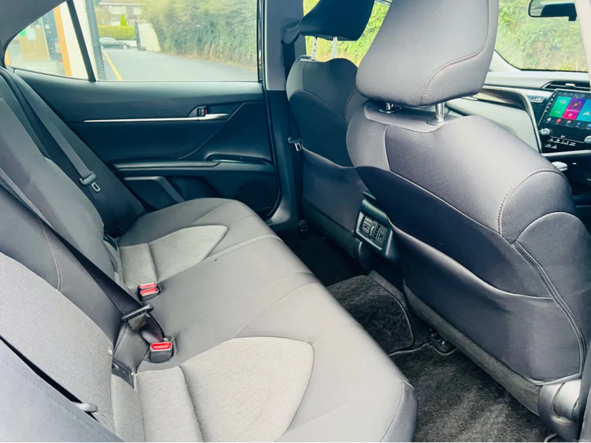 Toyota Camry // 2.5L HYBRID // AUTOMATIC - Image 4