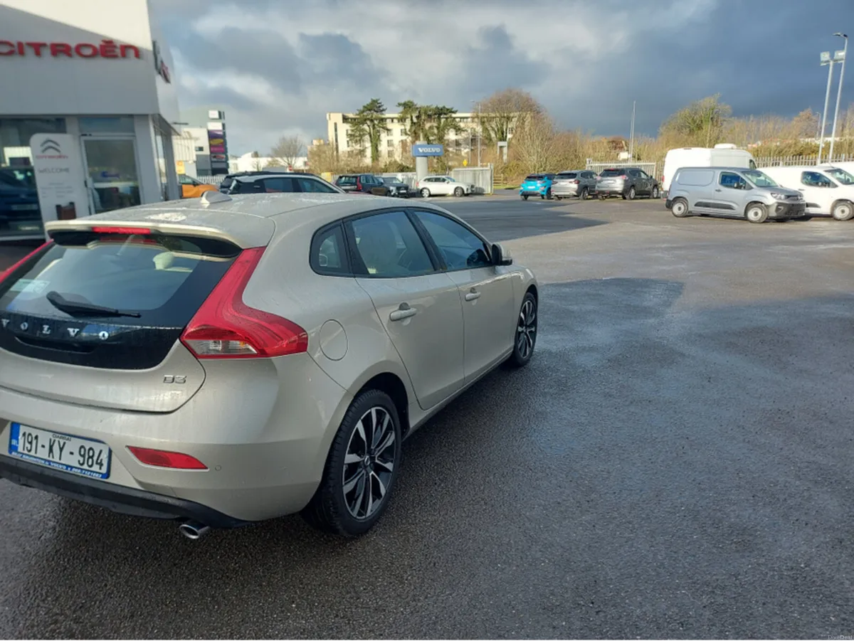 Volvo V40 D3 MOMENTUM ED 5DR - Image 3
