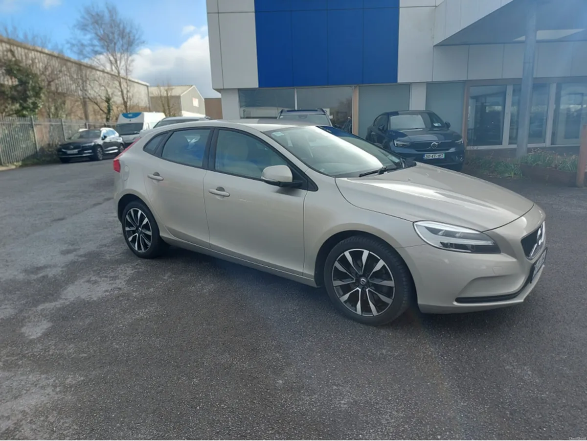 Volvo V40 D3 MOMENTUM ED 5DR - Image 1