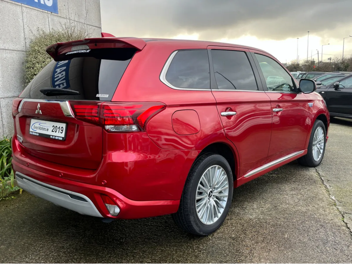 Mitsubishi Outlander G 4WD AUTOMATIC 2.4 PETROL PL - Image 4