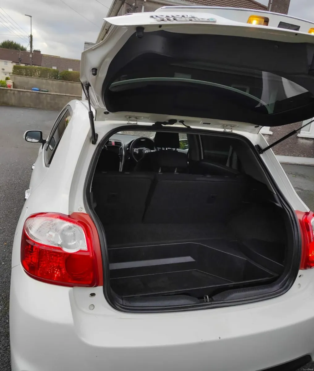 TOYOTA AURIS HYBRID AUTOMATIC - Image 1