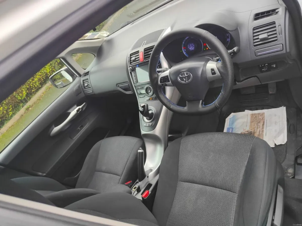 TOYOTA AURIS HYBRID - Image 2