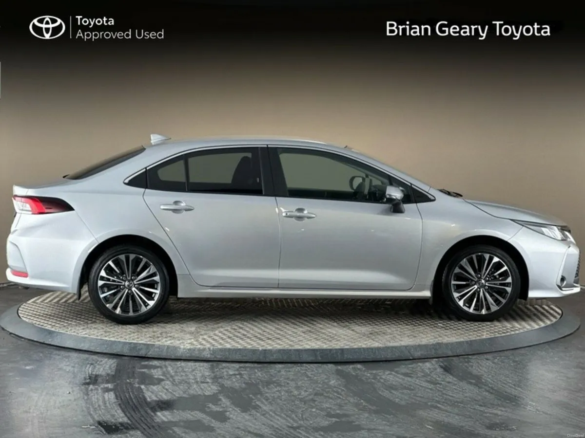 Toyota Corolla HYBRID LUNA SPORT SALOON - Image 3