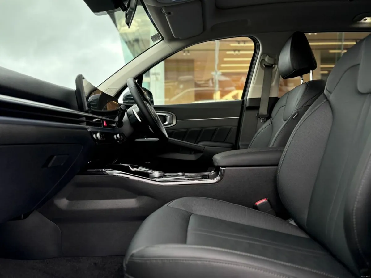 Kia Sorento Plug in hybrid ( 7 Seats ) - Image 2