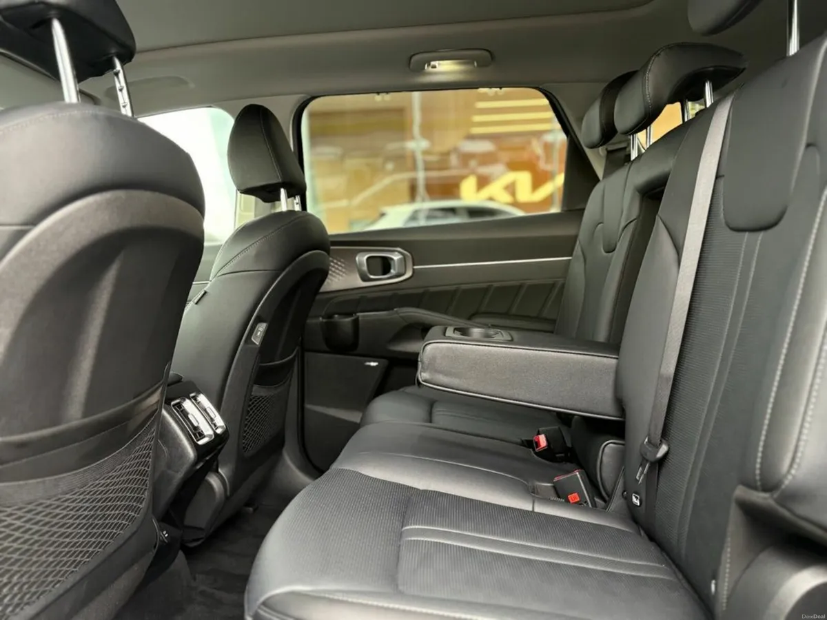 Kia Sorento Plug in hybrid ( 7 Seats ) - Image 4
