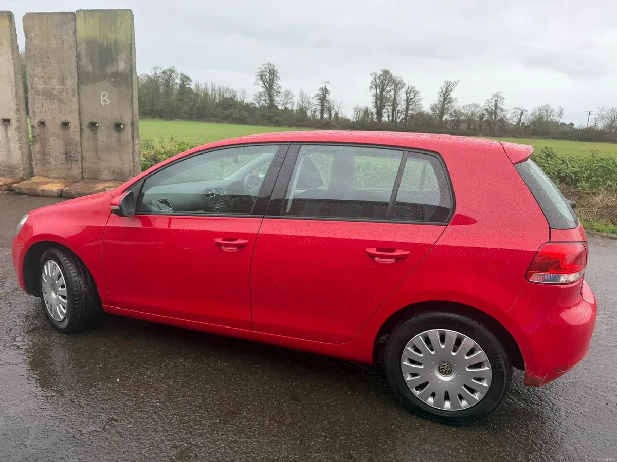 VW Golf 2010 Automatic - 67,500 km - Image 3