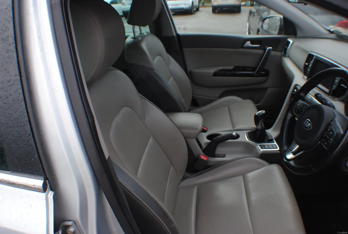 KIA SPORTAGE 1.7L PLATINUM SUV 2017 - Image 3