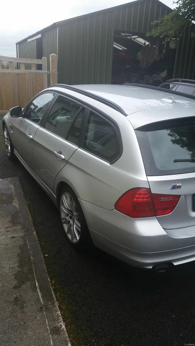 BMW 318d Touring 2010 - Image 2