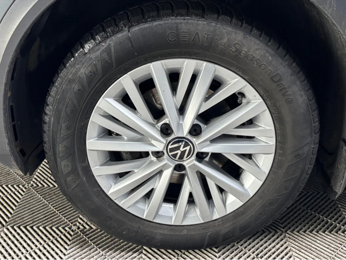 Volkswagen T-Roc DESIGN 2.0 TDI MANUAL 6SPEED FWD - Image 3