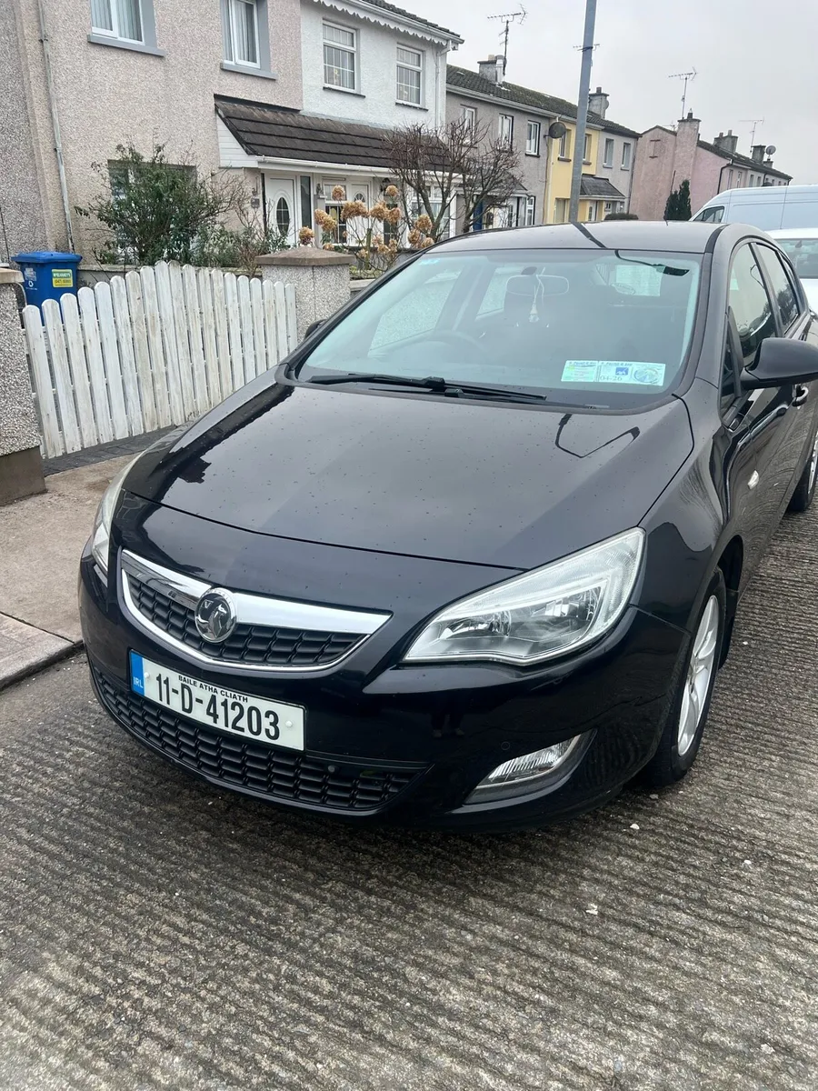 Black Vauxhaul Astra - Image 1