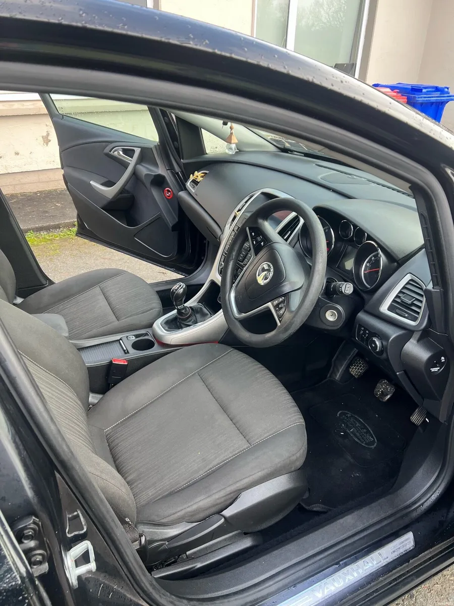 Black Vauxhaul Astra - Image 3