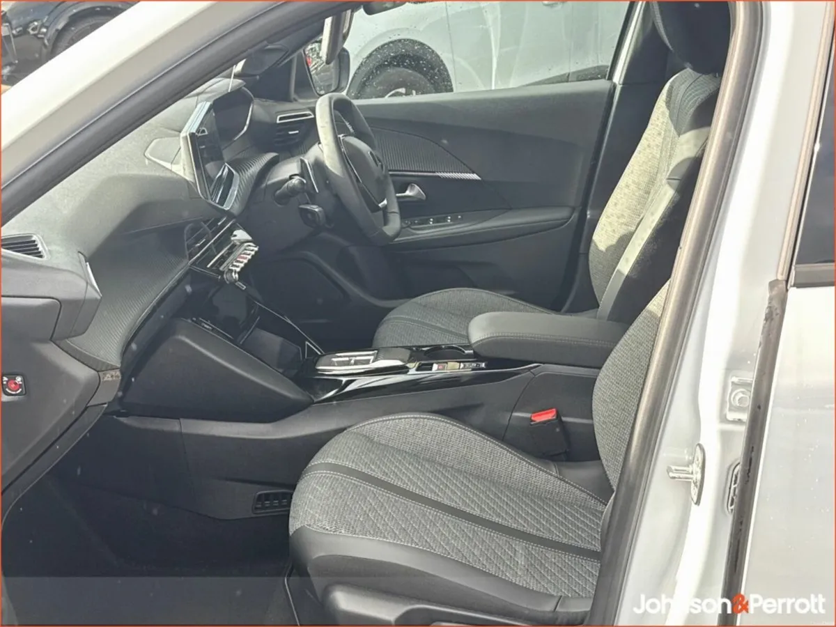 Peugeot 2008 1.2 MHEV Puretech 136bhp Allure - Image 4