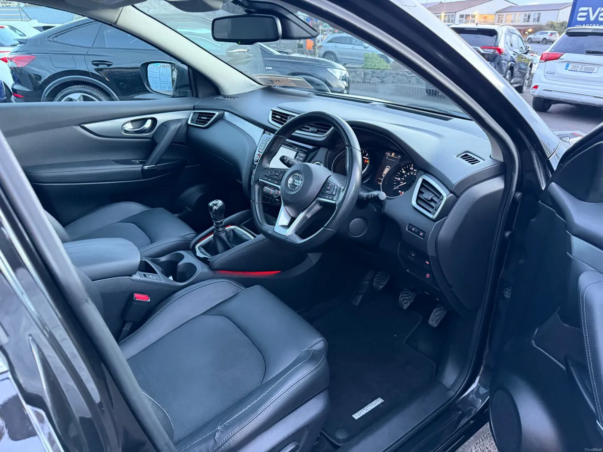 Facelift model - panoramic roof - Top spec - Image 4