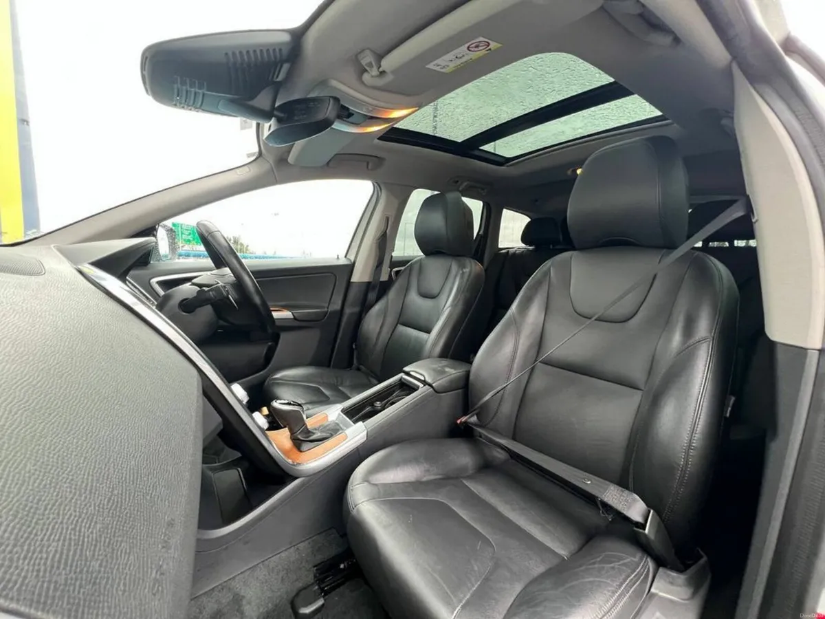 Volvo XC60 D4 CLASSIC 2.0 D // OPENING PAN ROOF // - Image 2