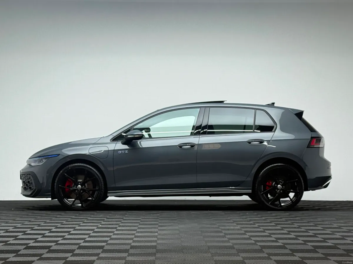 Volkswagen Golf GTE 1.5 PHEV 272HP DSG *PAN ROOF* - Image 4