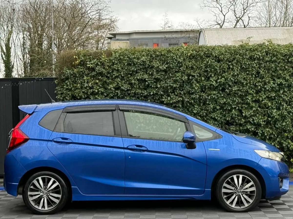 Honda Fit SPORT 1.5 HYBRID // DIAMOND CUT ALLOYS / - Image 2